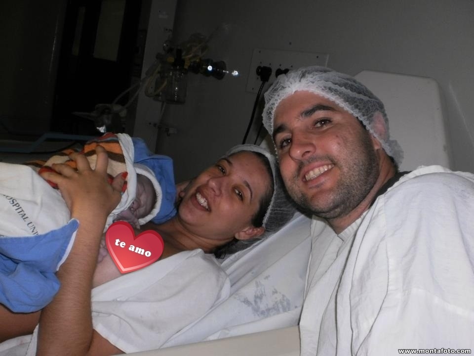 Na foto Cibelle, que pariu Caio naturalmente, acompanhada pelo seu marido no SUS. Relato do parto acompanhado por mim: http://crisdoula.com/?p=2903
